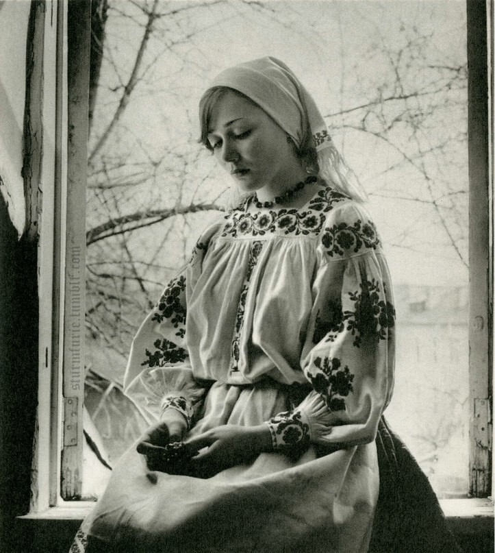 Белорусская девушка в национальном костюме из Приднепровья, 1930-е.