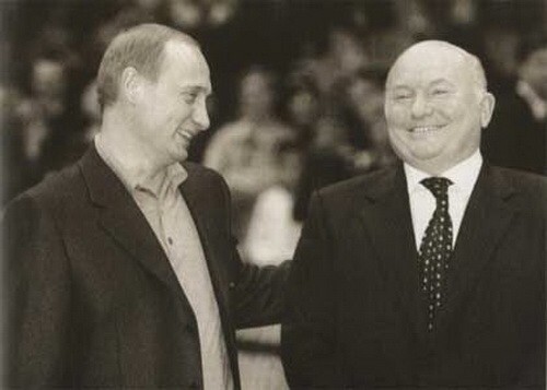 Сам я в теннис не играю, но смотреть люблю. С Юрием Лужковым на Кубке Кремля. Осень 1999 года.