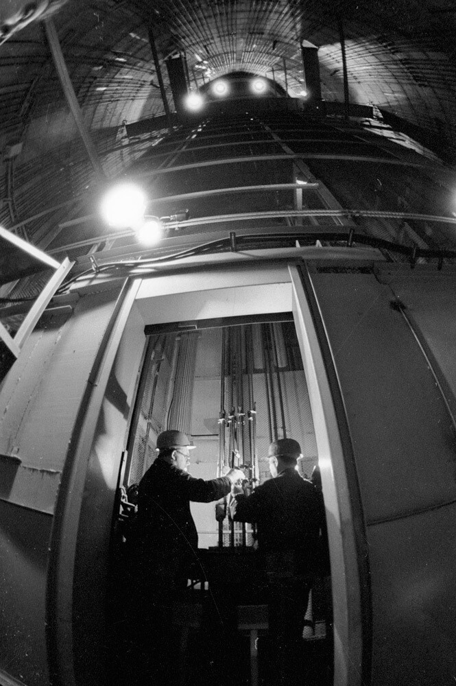 Рабочие обслуживают скоростной лифт на Останкинской телебашне, 1982 год.