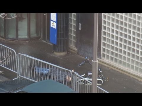 Полицейские застрелили мужчину с «поясом шахида» в Париже/Парижская полиция застрелила смертника  
