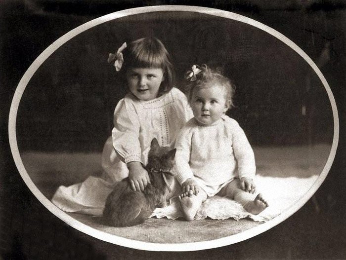 Ева Браун в детстве, вместе со старшей сестрой