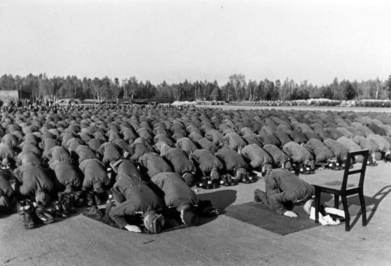 1943. Солдаты 13-й горной дивизии СС «Ханджар» (1-я хорватская) совершают намаз. Дивизия была набрана из добровольцев боснийцев-мусульман.