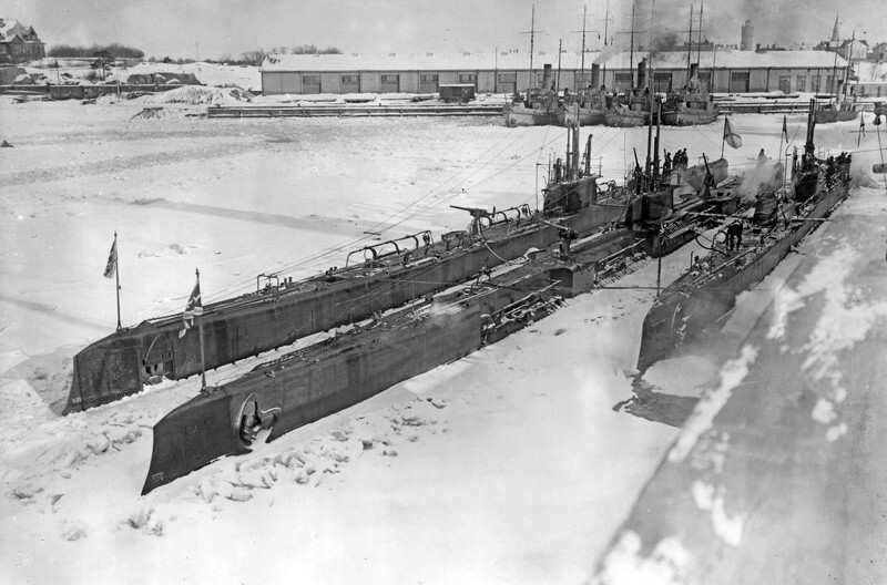 1916. Русские подводные лодки «Барс» и «Волк».