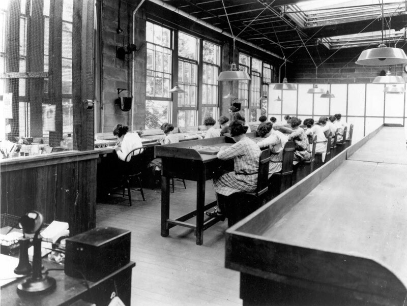 1922. Девушки рисуют на циферблатах светящиеся цифры радиоактивными красками. Многие из них потом умрут от рака.