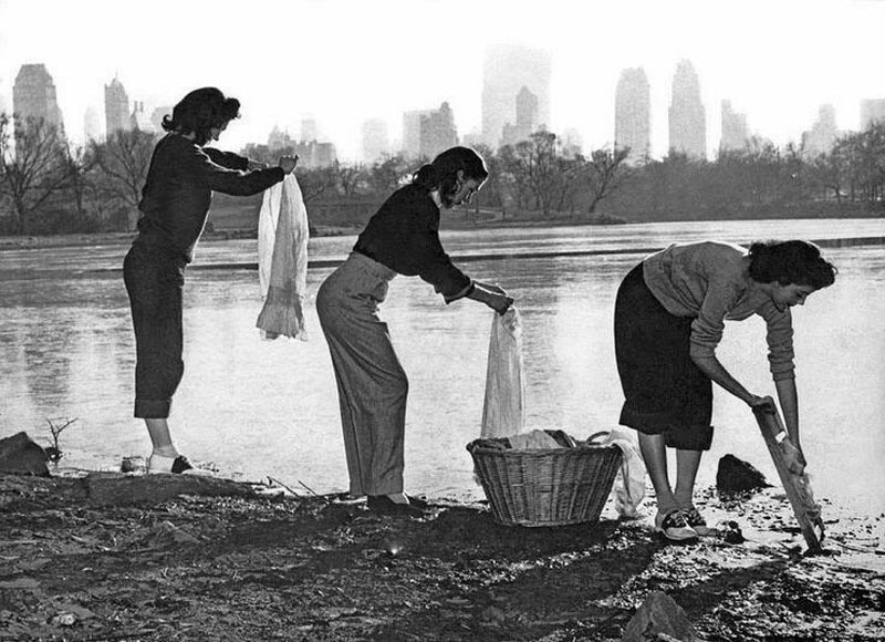 1949. Женщины стирают белье в Центральном парке во время перебоев с водой. Нью-Йорк.