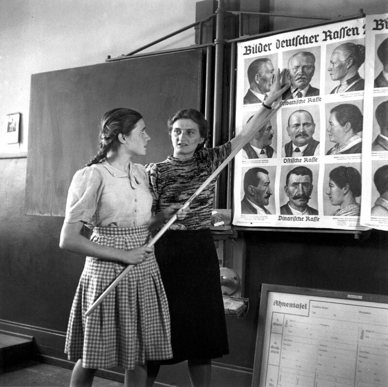 1940. Германия. Школьницы на занятии по расовой чистоте.