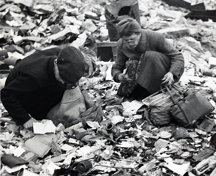 1945. Жители Берлина ищут еду на развалинах.