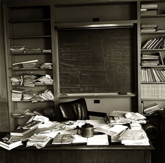 Рабочий стол Альберта Энштейна спустя три часа после того, как он его покинул и ушел в вечность, 1955 г.