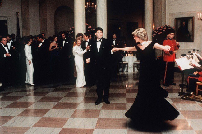 Принцесса Диана и Джон Траволта танцуют в Белом доме, 1985 год.