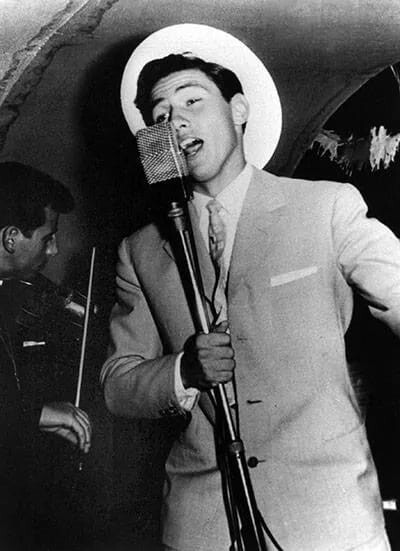 Сильвио Берлусконе поёт на круизном корабле, 1960-е годы.
