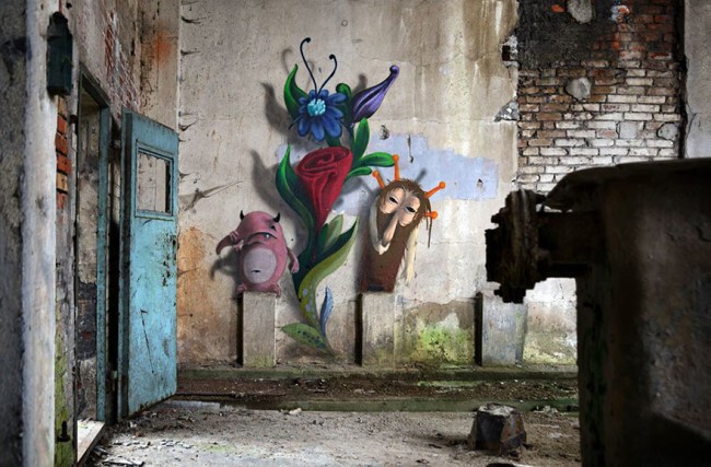 Художник рисует монстров на стенах заброшенных зданий Берлина