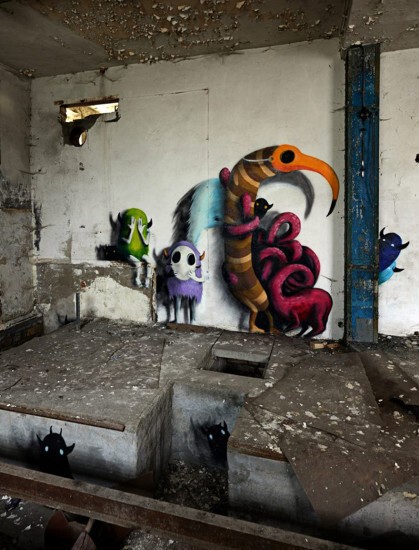 Художник рисует монстров на стенах заброшенных зданий Берлина