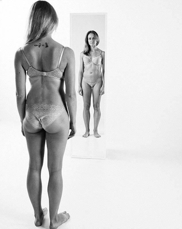 Мы. Женщины: Женщины в нижнeм бeльe смотрят на себя в зеркало