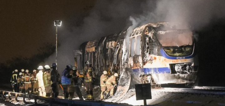 Мигранты в Германии подожгли поезд