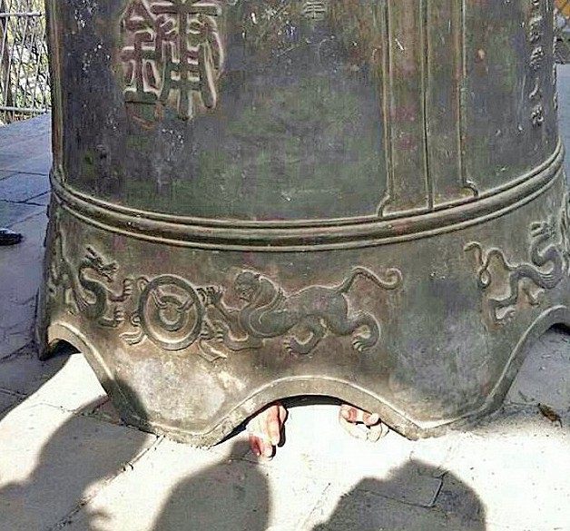 Китайский турист остался чудом жив после того, как во время экскурсии в буддийском храме китайской провинции Шаньдун на него сверху упал огромный колокол 