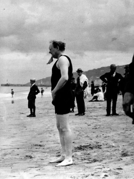 Уинстон Черчилль в купальном костюме