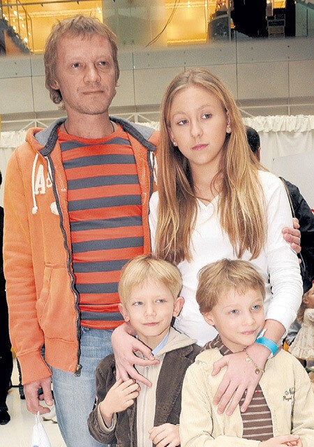 Актер Алексей Серебряков воспитывает троих детей – падчерицу Дашу и приемных сыновей Степана и Данилу