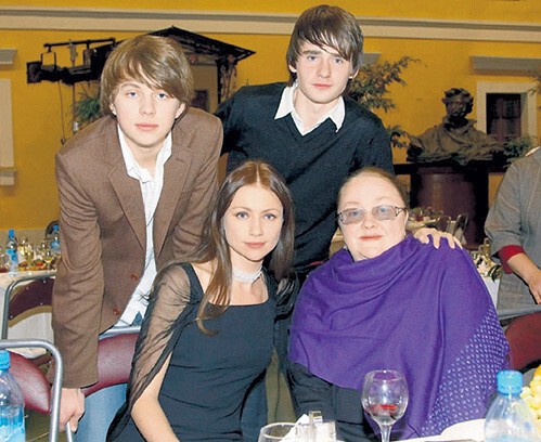 Екатерина Георгиевна Градова с дочкой Машей, сыном Алексеем и внуком Андреем (слева)