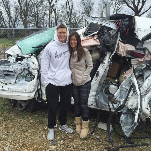 Фото молодой пары, пережившей страшную аварию, придаёт оптимизма тысячам людей в Фейсбуке