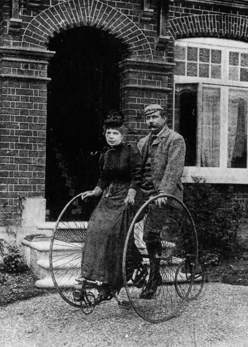 Сэр Артур Конан Дойл с женой Мэри на велосипедной прогулке, 1895 г. 