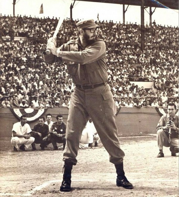 Фидель Кастро играет в бейсбол, Гавана, 1959