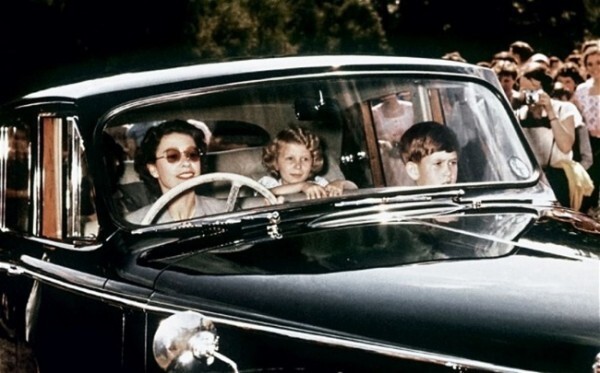 Королева Елизавета II за рулём автомобиля вместе с Принцем Чарльзом и Принцессой Анной, 1957 год