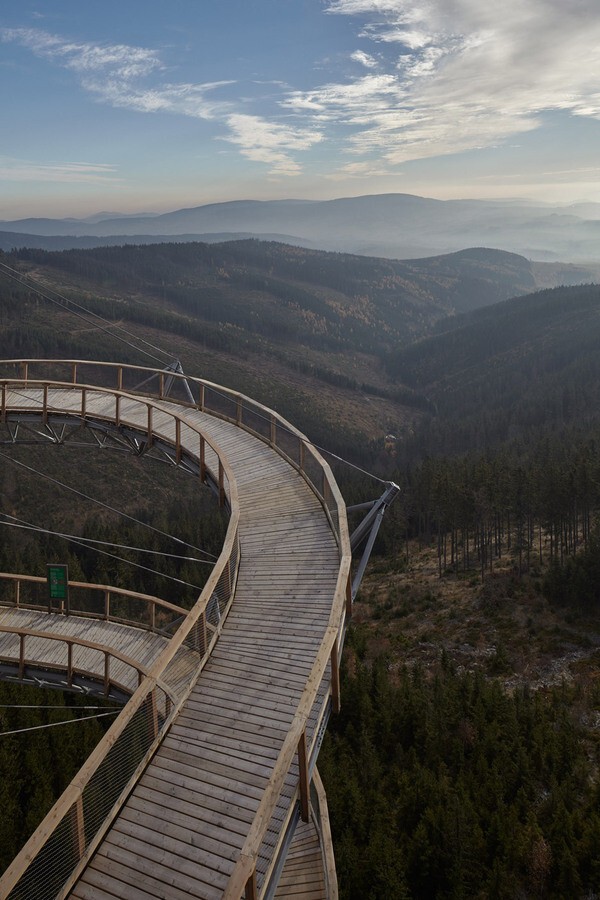 101-метровая петлевая горка Sky Walk в горах Чехии