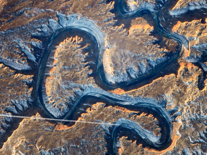 A: Космонавт запечатлел в этом снимке скалу и огибающую её реку Грин-Ривер в штате Юта, США, 22 января 2014 года