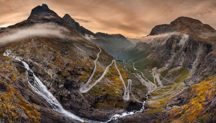 19. Лестница троллей — национальная туристическая дорога, протянувшая среди горных вершин в норвежском регионе Вестланн.