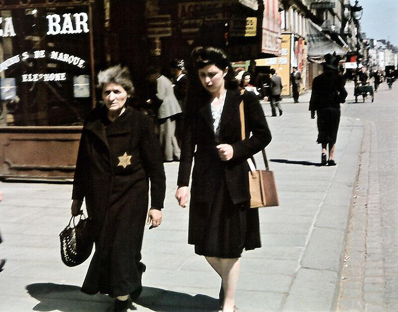 Улица Розье в еврейском квартале Марэ (евреи должны были носить желтую звезду на груди). 1942 г.