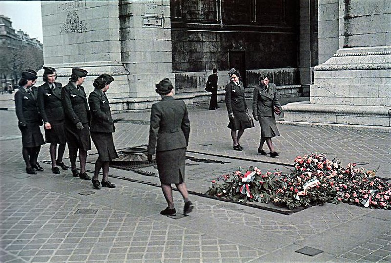 У могилы Неизвестного солдата под Триумфальной аркой, 1942 г.