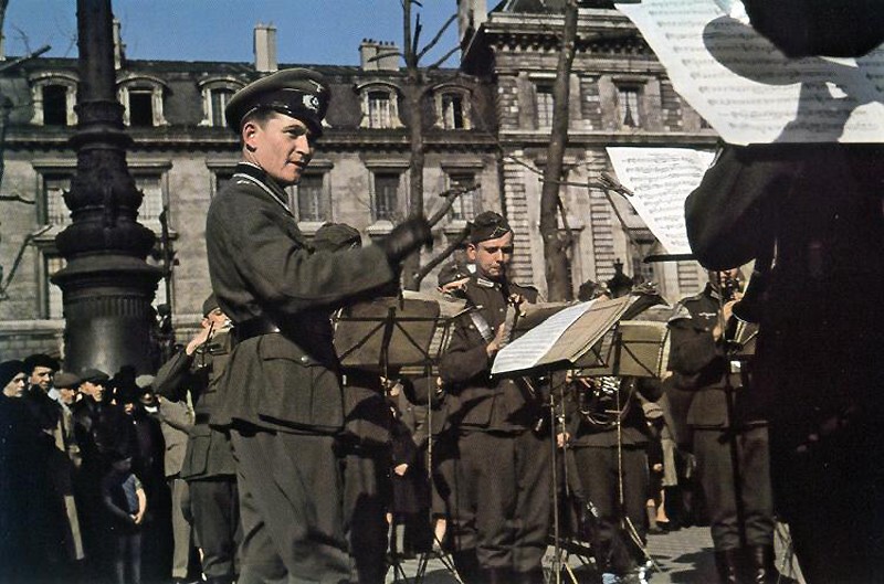 Оркестр на площади Республики. 1943 или 1944 г