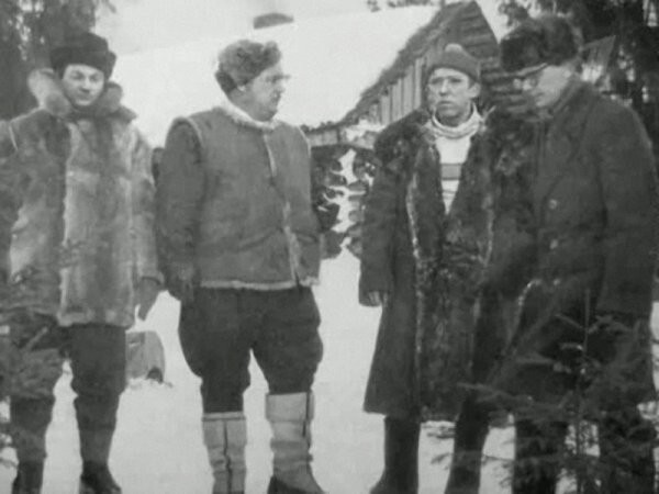 Актёры Георгий Вицин, Евгений Моргунов, Юрий Никулин и режиссёр Леонид Гайдай во время съёмок фильма "Самогонщики". 