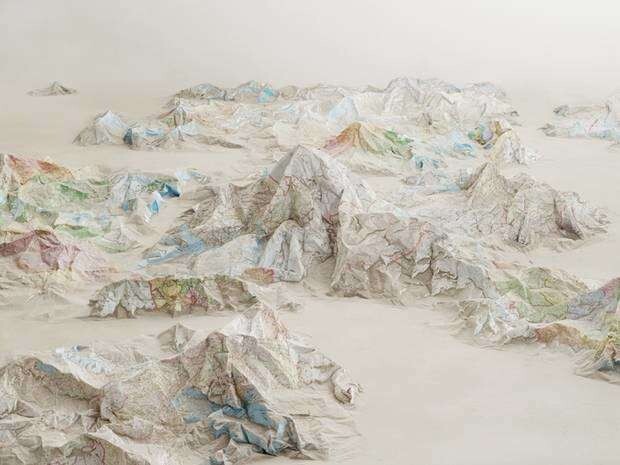 Чжоу исследует воображаемые и несуществующие рукотворные ландшафты: из карт и книг он создаёт горы и небоскрёбы, бережно составляет из них экспозицию и фотографирует. 