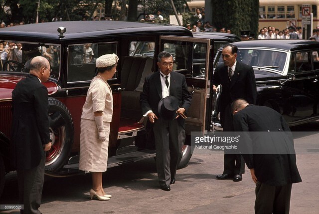 13. Императрица и император Японии выходят из автомобиля при посещении мемориала в Токио, 1963: 