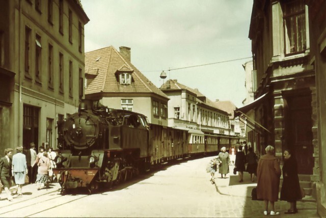 14. На улочке городка Bad Doberan в ГДР около 1965 года: 