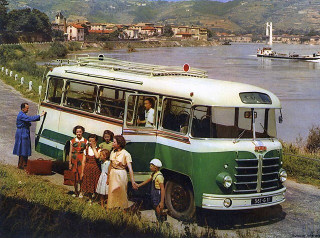 16. Междугородний автобус фирмы Berliet, где-то в Европе, 1955 год: Дизайн передней части напоминает наш ЗИЛ-158. 