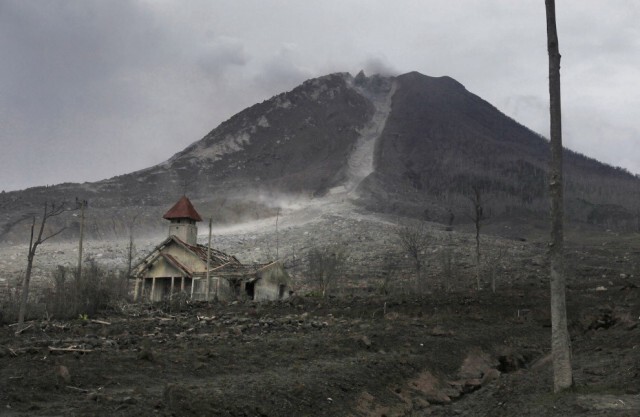 17. Одна из мёртвых деревень Индонезии у подножия вулкана Синабунг, 2015: