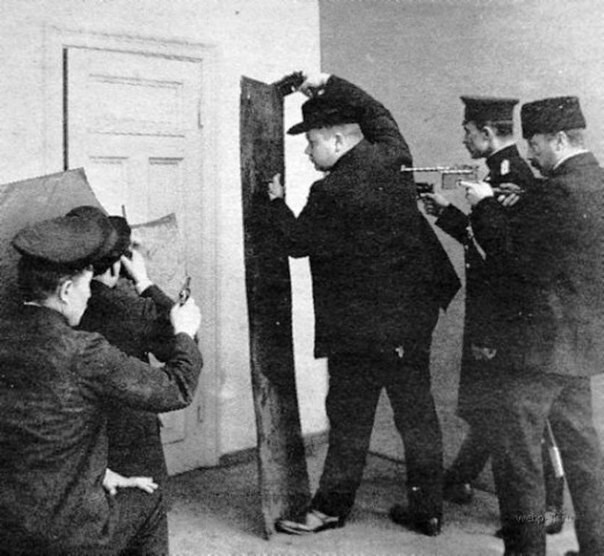 21. Группа захвата в Царской России. Рижская полиция готовится к захвату преступников. 1905 год: 