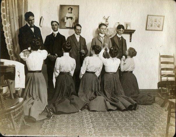 26. Этикет столетней давности.  Дамы приглашают кавалеров на Белый танец, 1900 г. 