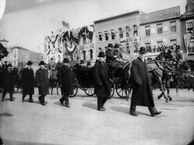 29. Первая секретная служба Агенты идут по обе стороны повозки Теодора Рузвельта в день его инаугурации 4 марта 1905 года. Рузвельт стал первым президентом, использующим спецслужбы.