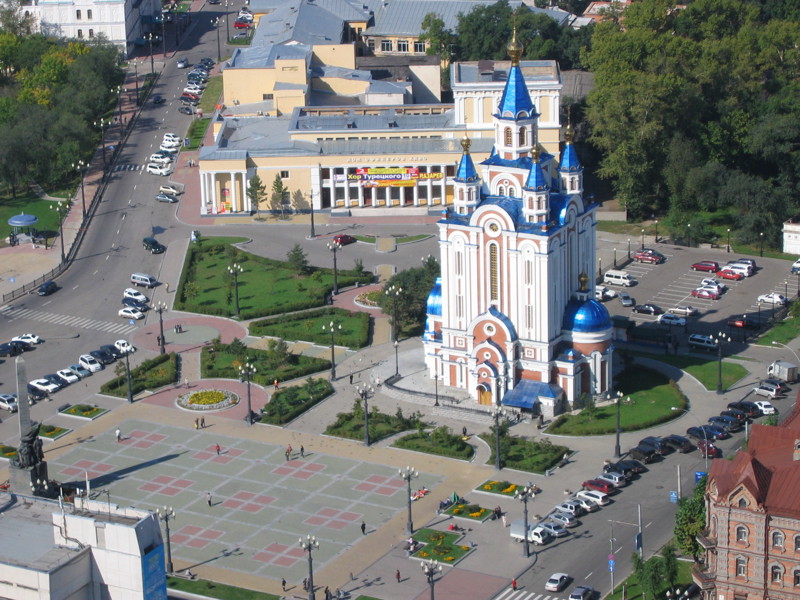 1. Одна из центральных площадей города - Комсомольская и Успенский собор .