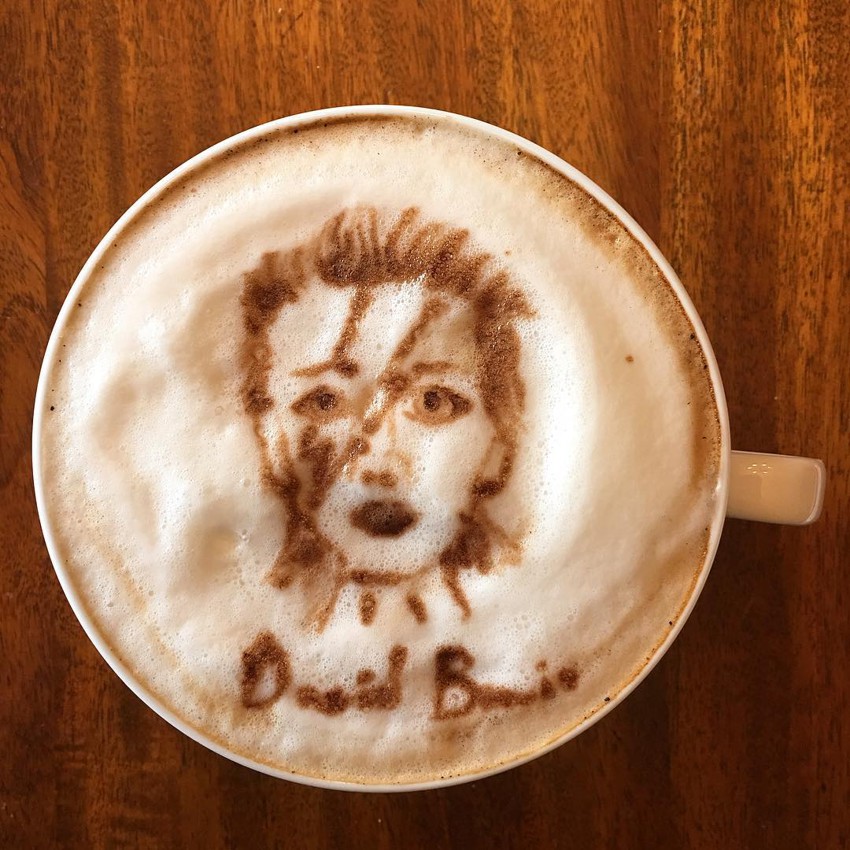 Портрет Дэвида Боуи в чашке