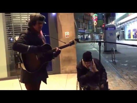 Музыкант Джонатан Уокер играл на улице британского города Лидс, когда к нему ... 