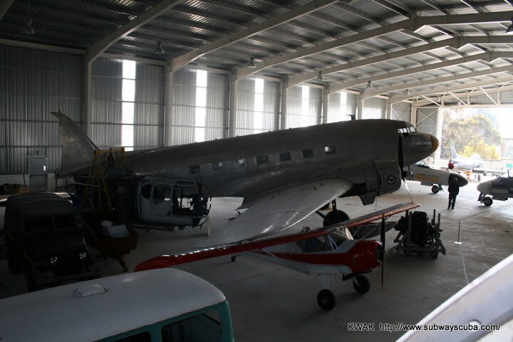 И вот перед нами трудяга Douglas DC-3 "Dakota" Вам в он случайно не знаком??? Правильно! Конечно знаком он больше 10 лет производился в СССР под маркой ЛИ-2 Самый массовый грузовой и пассажирский самолет того времени. 