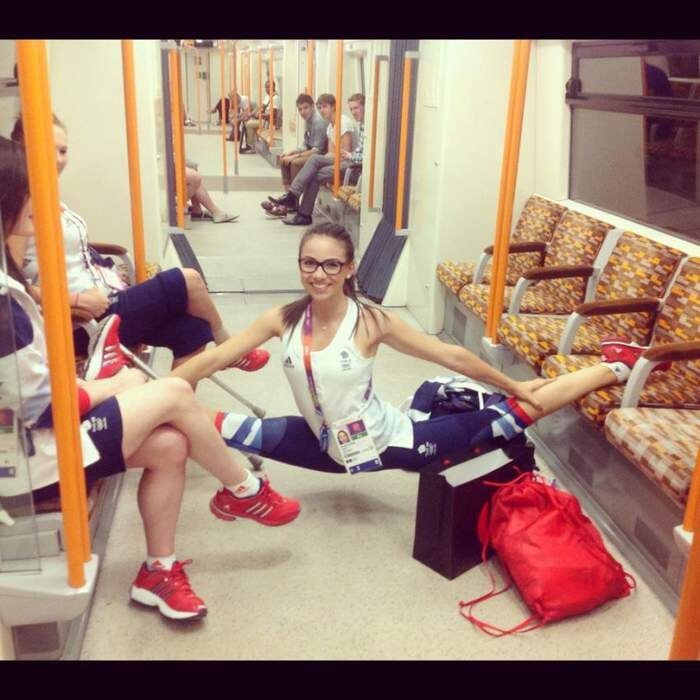 Настоящие гимнастки поддерживают себя в форме даже в общественном транспорте 