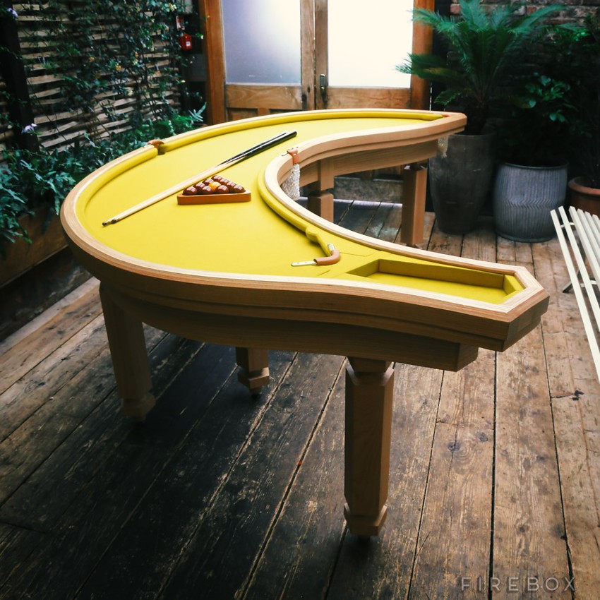Бильярдный стол в форме банана 