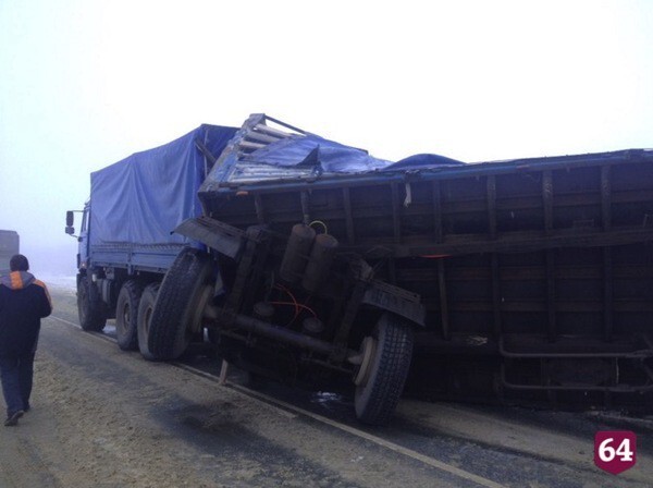  Под Саратовом произошло массовое ДТП с грузовиками и автобусом