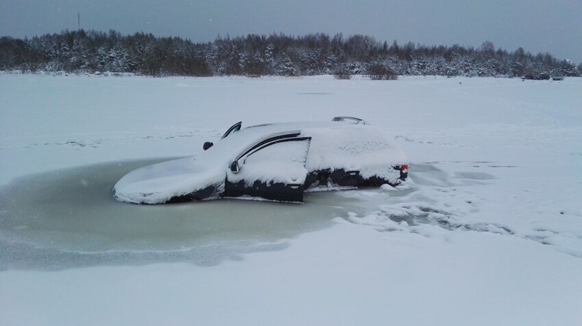 В Эстонии автовладелец решил прокатиться по тонкому льду
