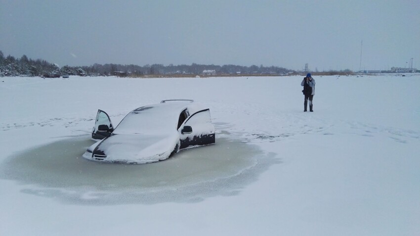 В Эстонии автовладелец решил прокатиться по тонкому льду